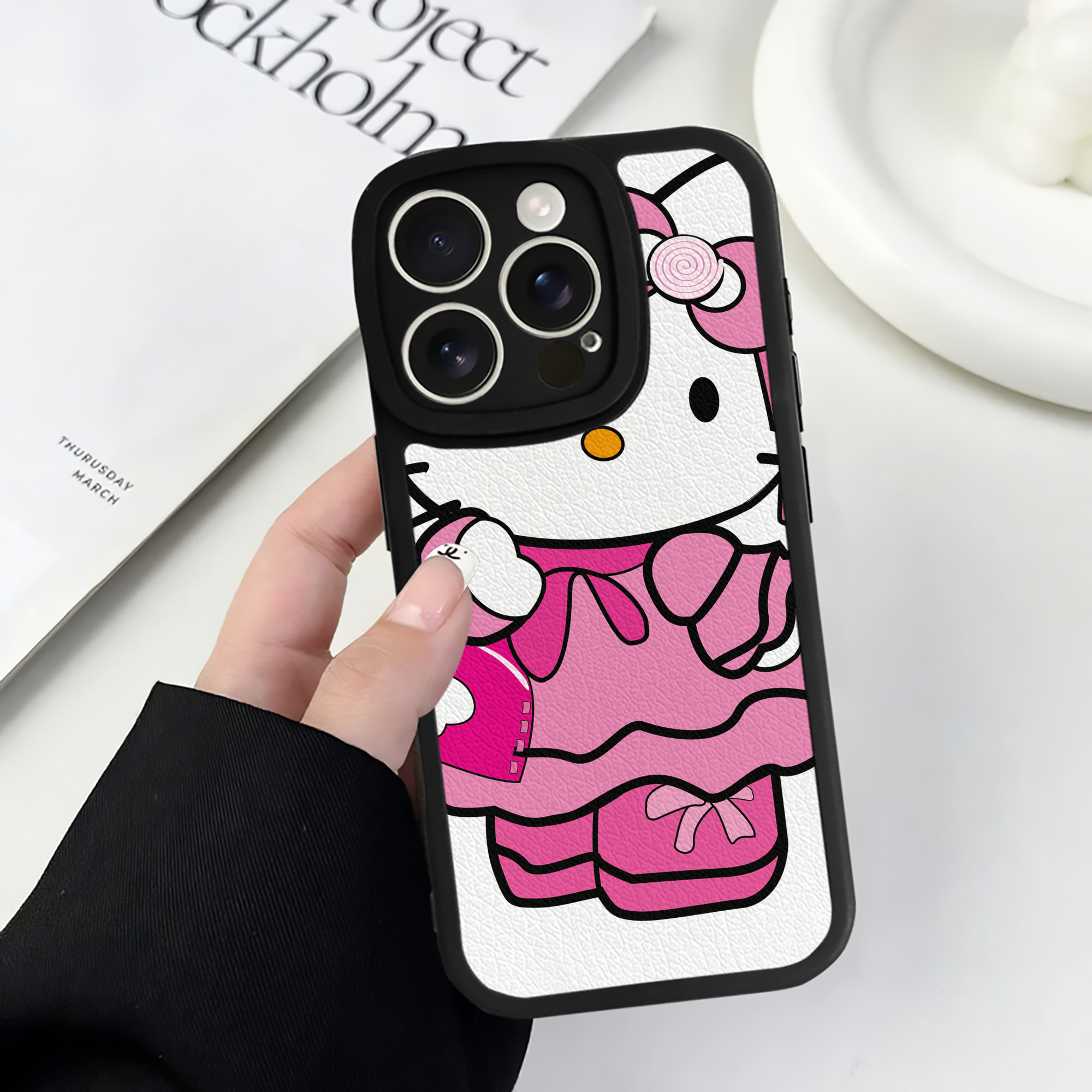 （画像用） Hello Kitty ハローキティ 【iPhone 16シリーズ対応】シリコンスマホケース（レザー調） 材質：シリコン